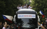 Foto: Pasaules čempioni čehi atgriežas mājās