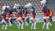 Foto: Karsējmeitenes futbola laukumā
