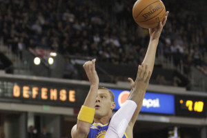"Warriors" pagarinājumā zaudē "Kings", Biedriņam trīs bloķēti metieni