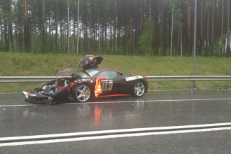 "Gumball 3000" dalībnieks pie Saulkrastiem sasit ''Ferrari'' "Gumball 3000" dalībnieks pie Saulkrastiem sasit ''Ferrari''