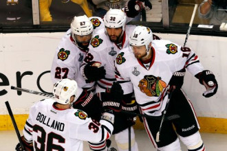 "Blackhawks" vārtiem bagātā mačā Bostonā izlīdzina finālsēriju "Blackhawks" vārtiem bagātā mačā Bostonā izlīdzina finālsēriju