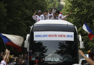 Foto: Pasaules čempioni čehi atgriežas mājās