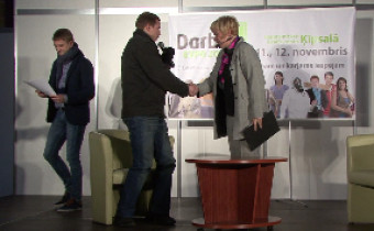 Video: Drošs puisis nejauši tiek pie darba 10 minūšu laikā, piedaloties darba interviju simulācijā
