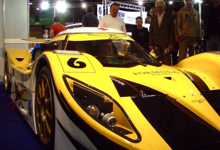 Sporta auto "Aquila CR1" pārsteidz izstādes "Auto Exotica 2012" apmeklētājus