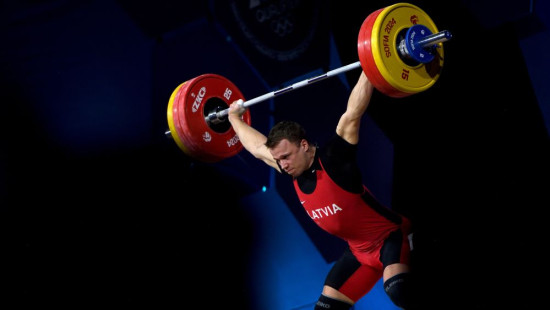 Svarcēlājs Mežinskis pasaules čempionātā grūšanā nepaceļ sākuma svaru