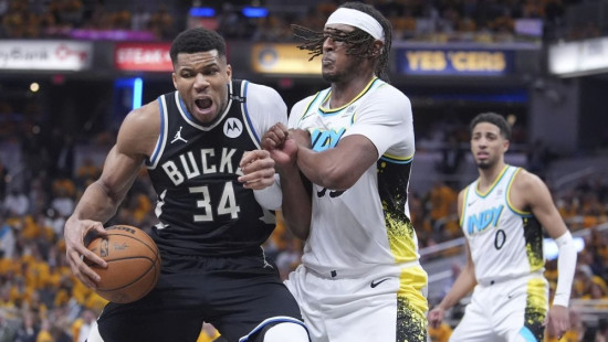 Ar Jaņņa centieniem nepietiek ″Bucks″ uzvarai ″play-off″ ievadā