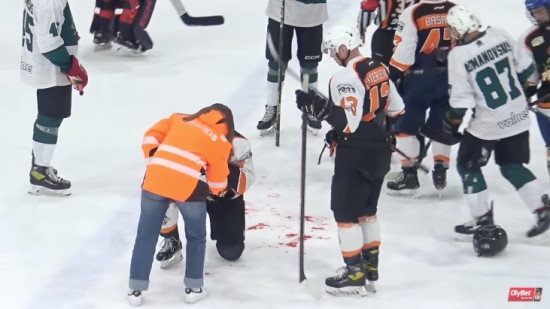 V Latviji izbruhnil množični pretep na hokejski tekmi med Priedaine in Ķekava Clappers