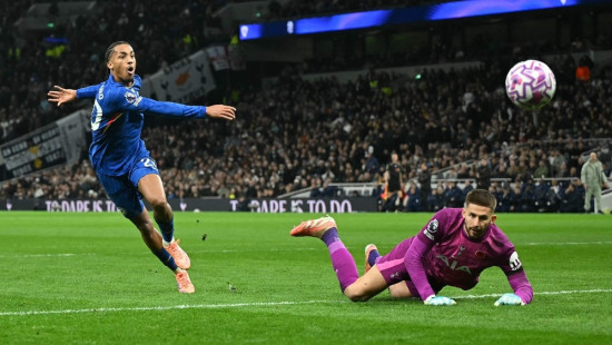 ''Chelsea'' dominance Ziemeļlondonā rezultējas minimālā uzvarā pār Totenhemu