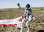 Video: Ekstrēmists nolēcis no kosmosa