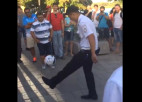 Video: Policists žonglē ar bumbu un sajūsmina Pasaules kausa fanus