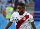 Cerības zaudējušās Peru uzbrucējs Farfans nepiedalīsies pēdējā spēlē