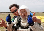 Video: 102 gadus veca kundze sasniedz pasaules rekordu izpletņlēkšanā