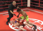 Video: Bokseris izmanto cīņas paņēmienu un nogāž pretinieku