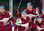 Video: Latvijas hokejisti saspringtā cīņā "bullīšos" pārspēj austriešus