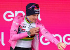 Pēc inficēšanās ar kovidu "Giro d'Italia" spiests pamest kopvērtējuma līderis Evenepūls