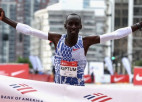 Krīt Kipčoges rekords - kenijietis Kiptums Čikāgā kļūst par jauno maratona karali