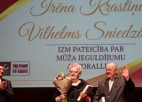 Krastiņa un Sniedzāns saņem IZM apsveikumus par mūža ieguldījumu autorallijā