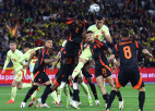 Spānijas futbolisti zaudē Kolumbijai, no Latvijas pretiniecēm uzvar vienīgi Fēru Salas