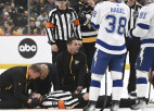 NHL tiesnesis cieš smagā sadursmē ar hokejistu un tiek nogādāts slimnīcā
