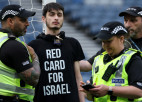 Protestētājs pirms Izraēlas spēles sevi pieslēdz pie futbola vārtu staba