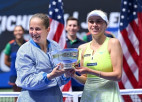 Video: Apbalvošanas ceremonijā Ostapenko un Kičenoka saņem "US Open" trofeju