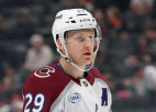 "Avalanche" līderis Makinons atzīts par NHL decembra labāko spēlētāju