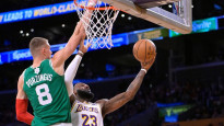 Porziņģis pie stīpas satiek <i>karali</i> Džeimsu un <i>danko</i> ''Celtics'' uzvarā