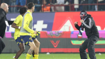 "Fenerbahce" spēlētājiem uzbrūk Trabzonas fani, futbolists aizstāvas ar efektīgu sitienu