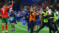 Apsargi "Euro 2024" spēles laikā sit aizturētos, UEFA un policija izmeklē
