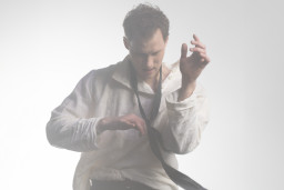 Maijā Valmieras teātrī pirmizrāde Blaumaņa lugai "Pazudušais dēls"