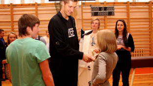 Basketbolists Kaspars Bērziņš atgriežas dzimtajā skolā