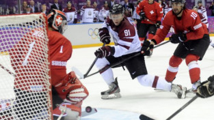 Latvijas hokejam vēsturiska uzvara un olimpiskais ceturtdaļfināls