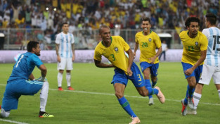 Brazīlija kompensācijas laikā izrauj uzvaru pārbaudes mačā pret Argentīnu
