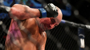 Tešeira raksta vēsturi un 42 gadu vecumā izcīna savu pirmo UFC titulu