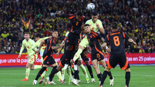 Spānijas futbolisti zaudē Kolumbijai, no Latvijas pretiniecēm uzvar vienīgi Fēru Salas