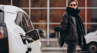 Kas ietekmē elektroauto uzlādes cenas un kā tās veidojas?