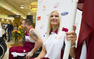 Foto: Latvijas paralimpieši prezentē tērpus pirms Rio spēlēm