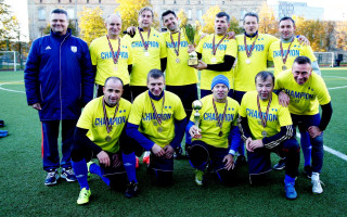 Foto: Sveiktas Latvijas labākās veterānu futbola komandas