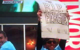 Foto: Tevess titula izcīnīšanu atzīmē ar "R.I.P. Fergie" plakātu