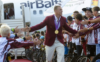 Māris Štrombergs sīvā cīņā iegūst "adidas" gada balvu 2012