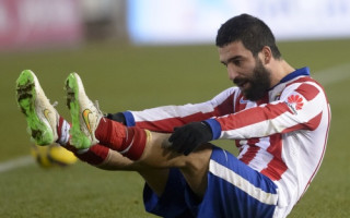 Video: Arda Turans met tiesneša asistentam ar futbola zābaku