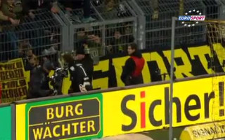 Video: Dortmundes "Borussia" spēlētāji dodas pie neapmierinātajiem faniem