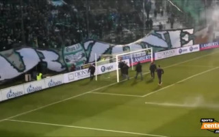 Video: "Panathinaikos" līdzjutēji pirms derbija cenšas uzbrukt "Olympiacos" futbolistiem