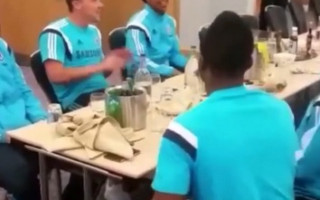 Video: "Chelsea" spēlē bumbu pat pie galda