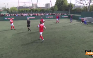Video: F1 čempions Hamiltons spēlē futbolu ar "Arsenal" leģendām