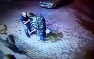 Video: Laupītāji cieš smagu sakāvi cīņā ar pavecāku vīru