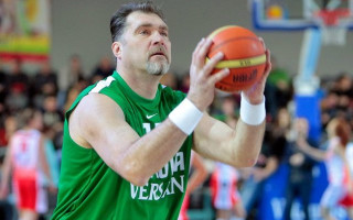 Sabonis arī 50 gadu vecumā precīzs no centra