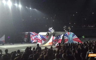 Video: Skatītāju iesaistīšana "Nitro Circus" priekšnesumā beidzas ar kritienu