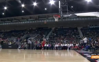 Video: 177 cm garais Džordans uzvar D-Līgas "Slam Dunk" konkursā