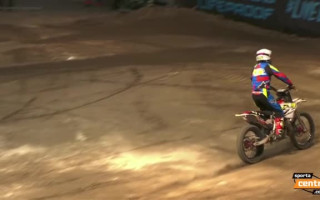 Video: Bīstamākie un iespaidīgākie triki no "Night of the Jumps" motofrīstaila šova Stokholmā